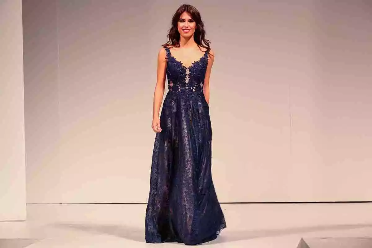 Sofía Suescun con un elegante vestido azul en un desfile de modelos