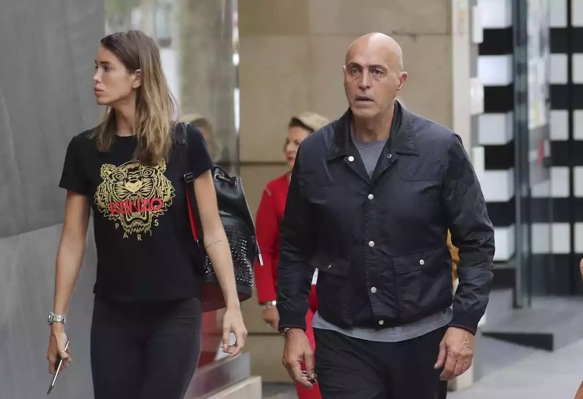 Kiko Matamoros y su novia Marta López durante un paseo por la calle