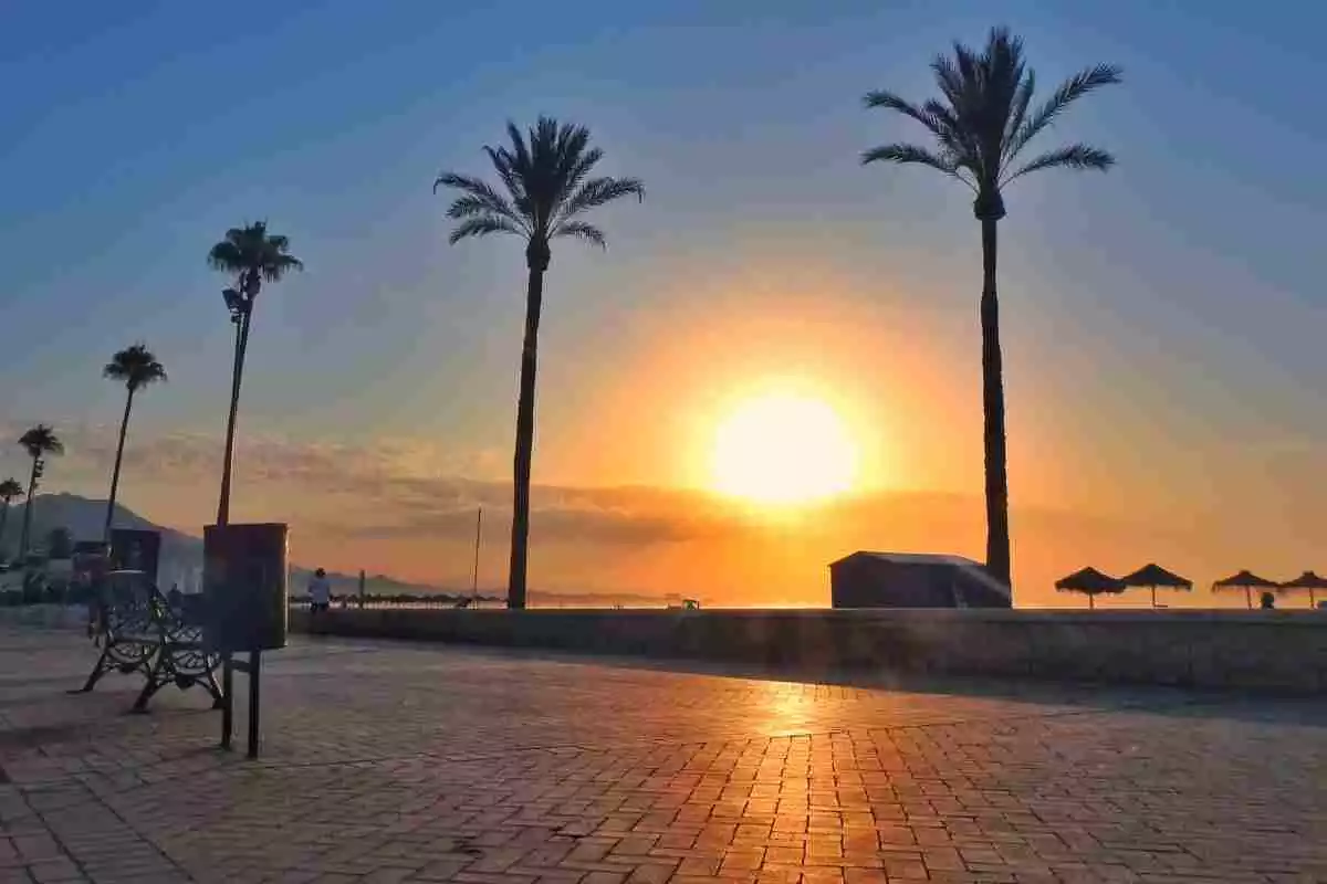Imagen de una salida de sol en Fuengirola, Málaga