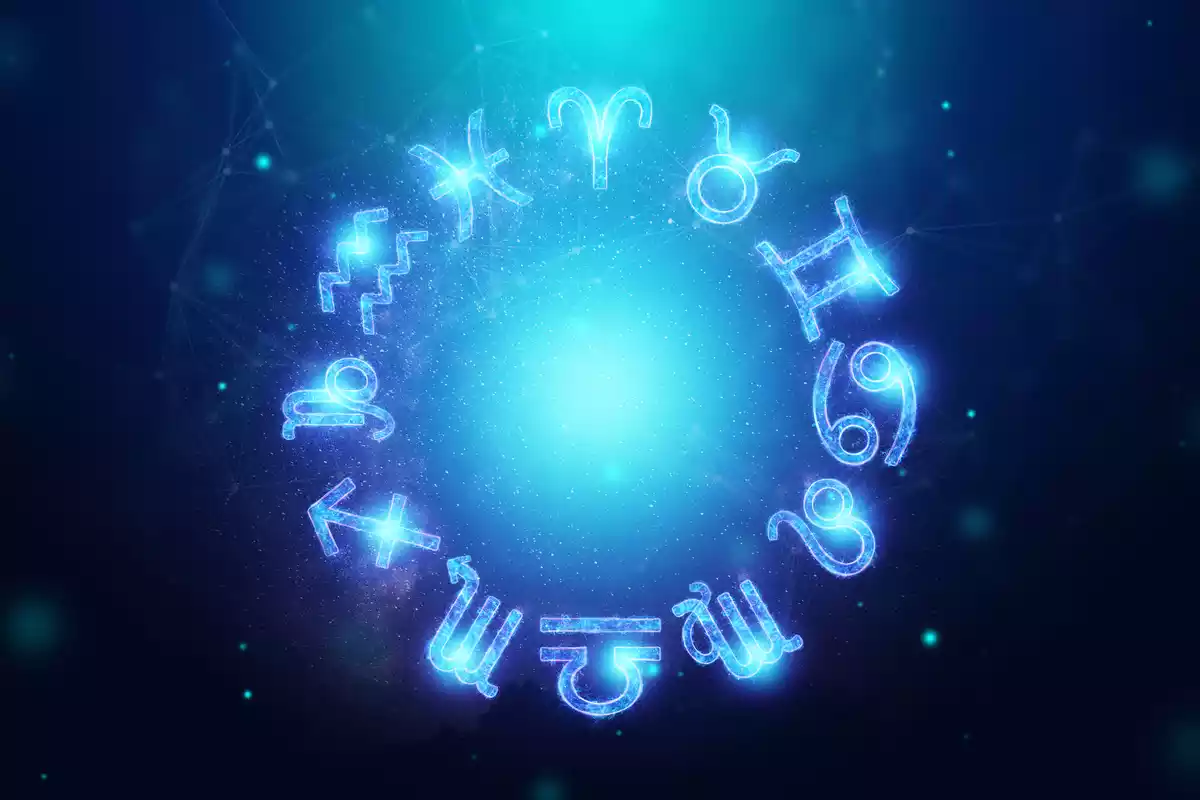 Los 12 signos del zodíaco en círculo con llamas azules