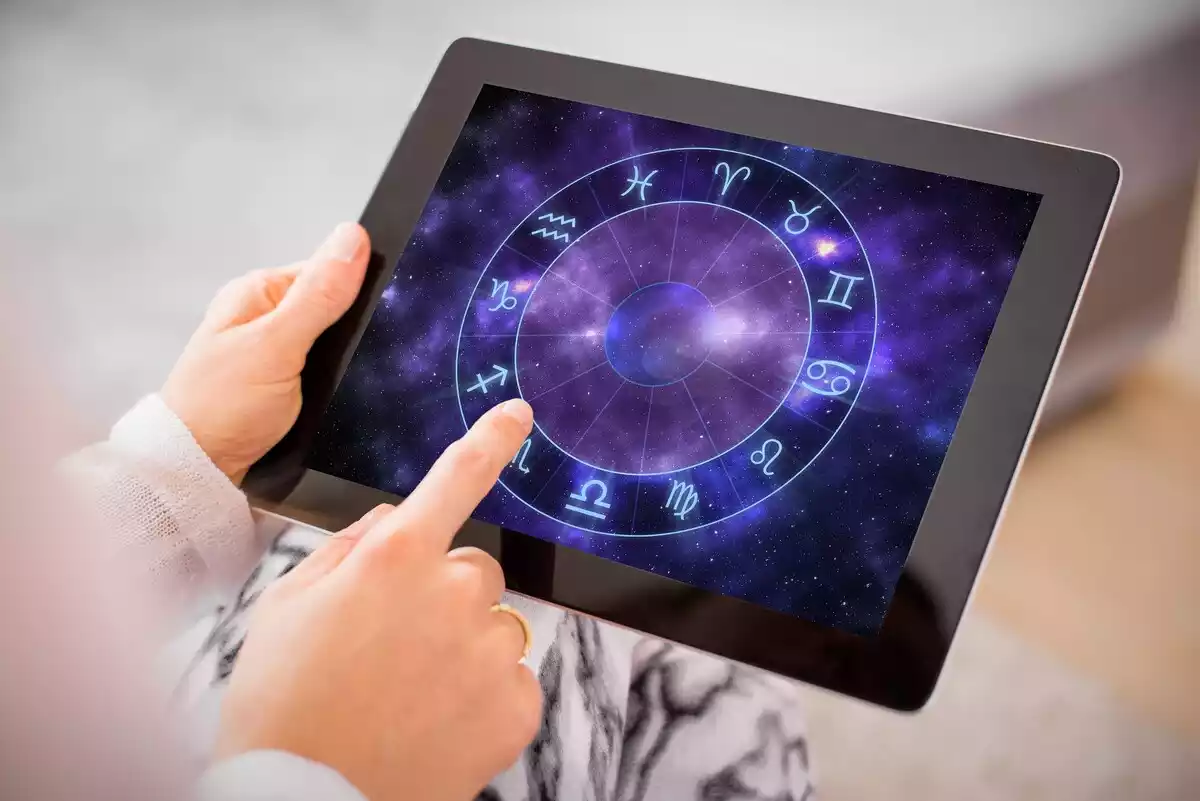 Los 12 signos del horóscopo en una imagen en una tablet