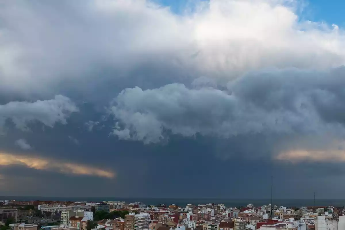 Imagen de un cielo cubierto después de una tormenta en Valencia