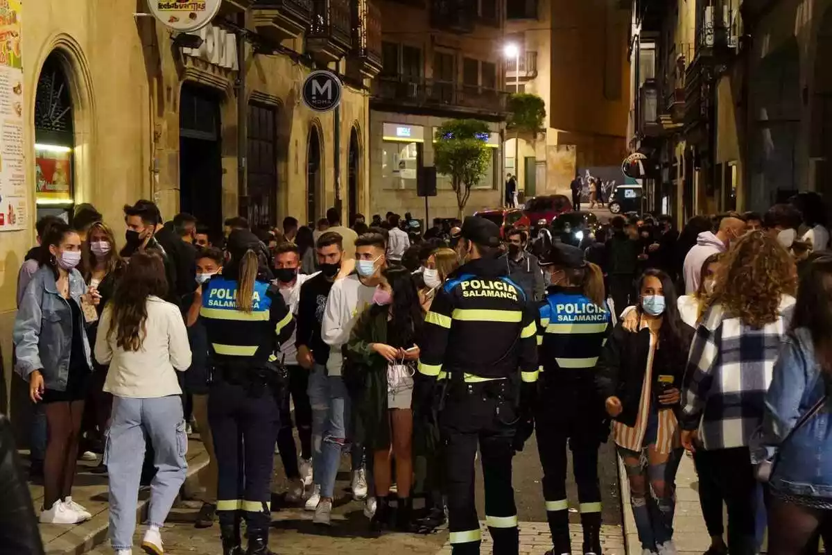 Grupos de jóvenes en la calle de noche controlados por la Policía Local de Salamanca