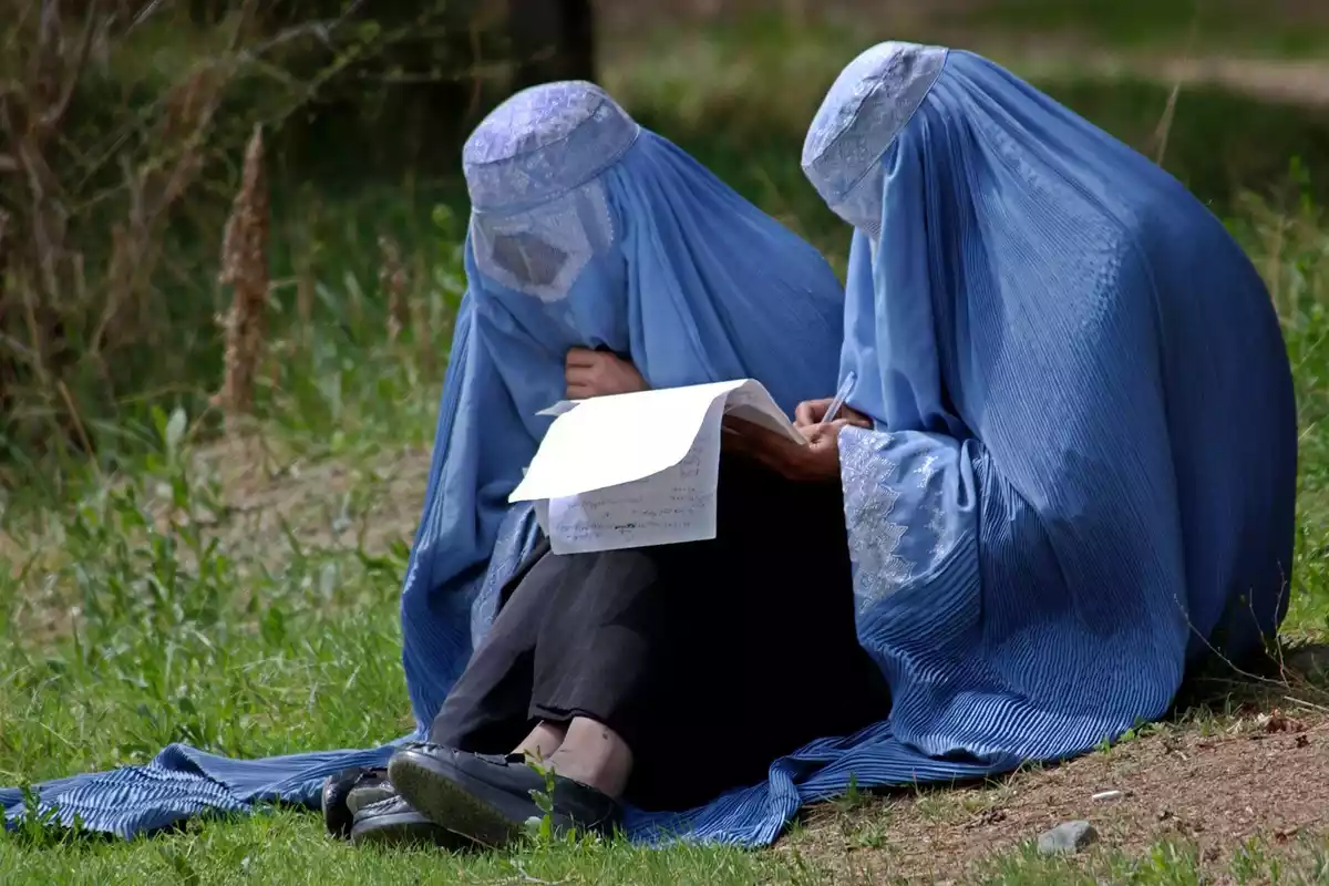 Dos mujeres con burka en Afganistán