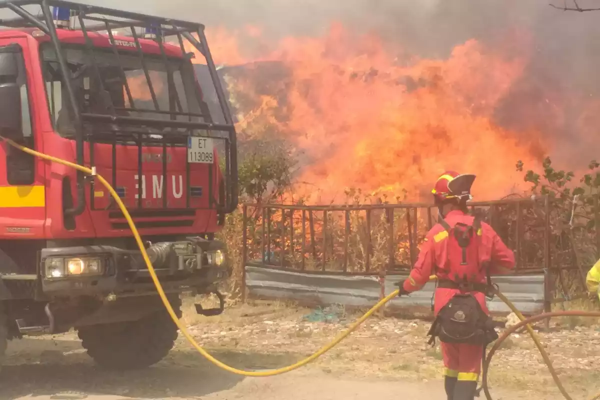 Efectivos de la UME trabajando en el incendio de Navalacruz, en Ávila, el 15 de agosto del 2021