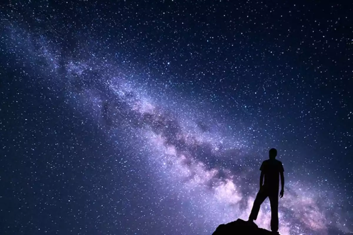 Imagen de un cielo estrellado con una persona mirando