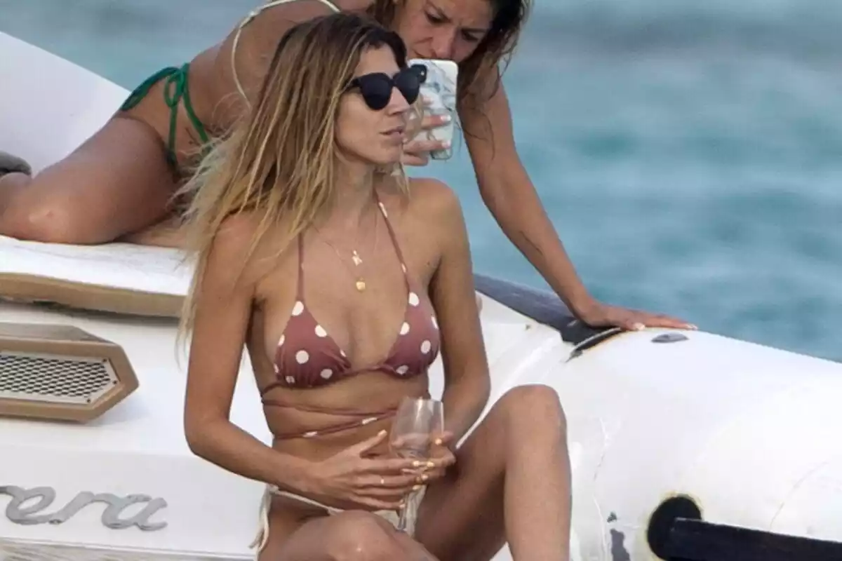 Karelys Rodríguez en traje de baño y con gafas de sol en un barco