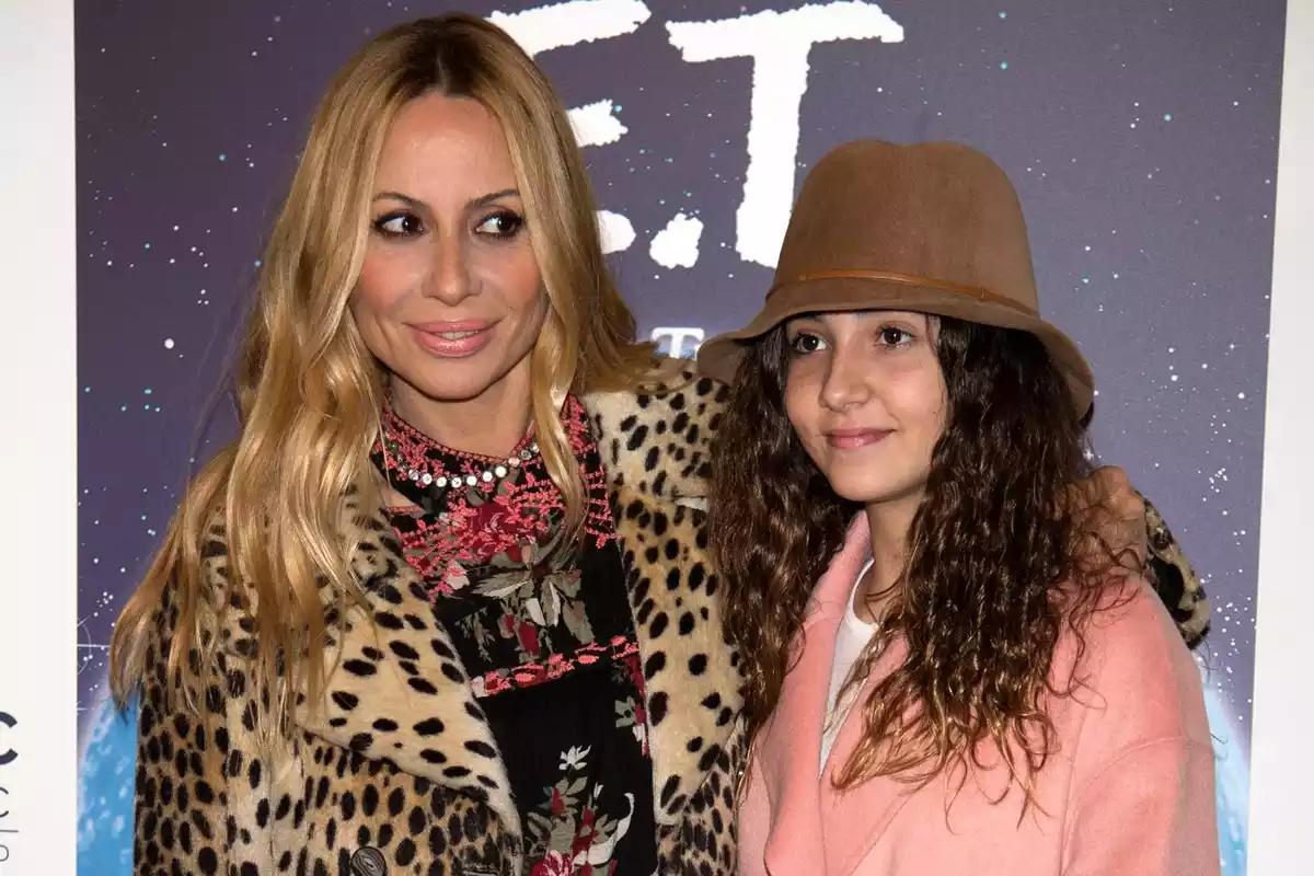 La cantante Marta Sánchez y su hija Paula Cabanas durante la presentación del concierto de la BSO de la película E.T. con motivo de su 35 aniversario 28/12/2016