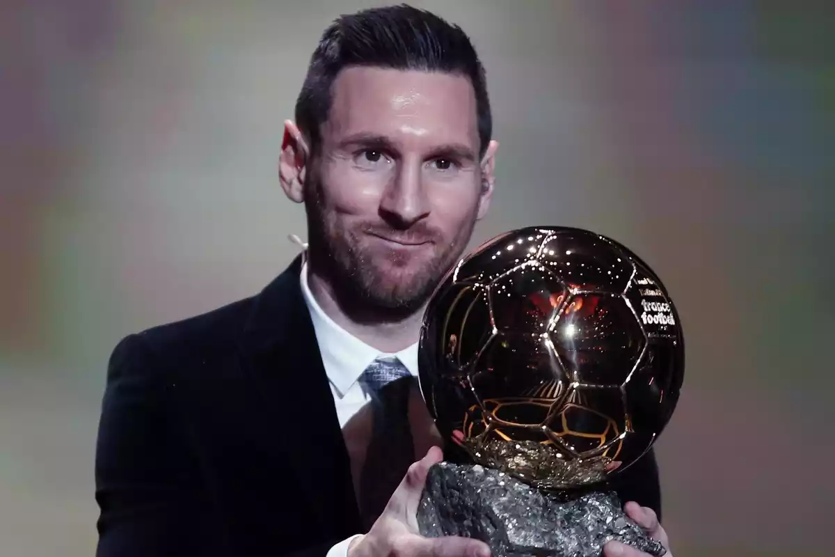 Lionel Messi sujetando uno de sus balones de oro, en la ceremonia en Paris del año 2019