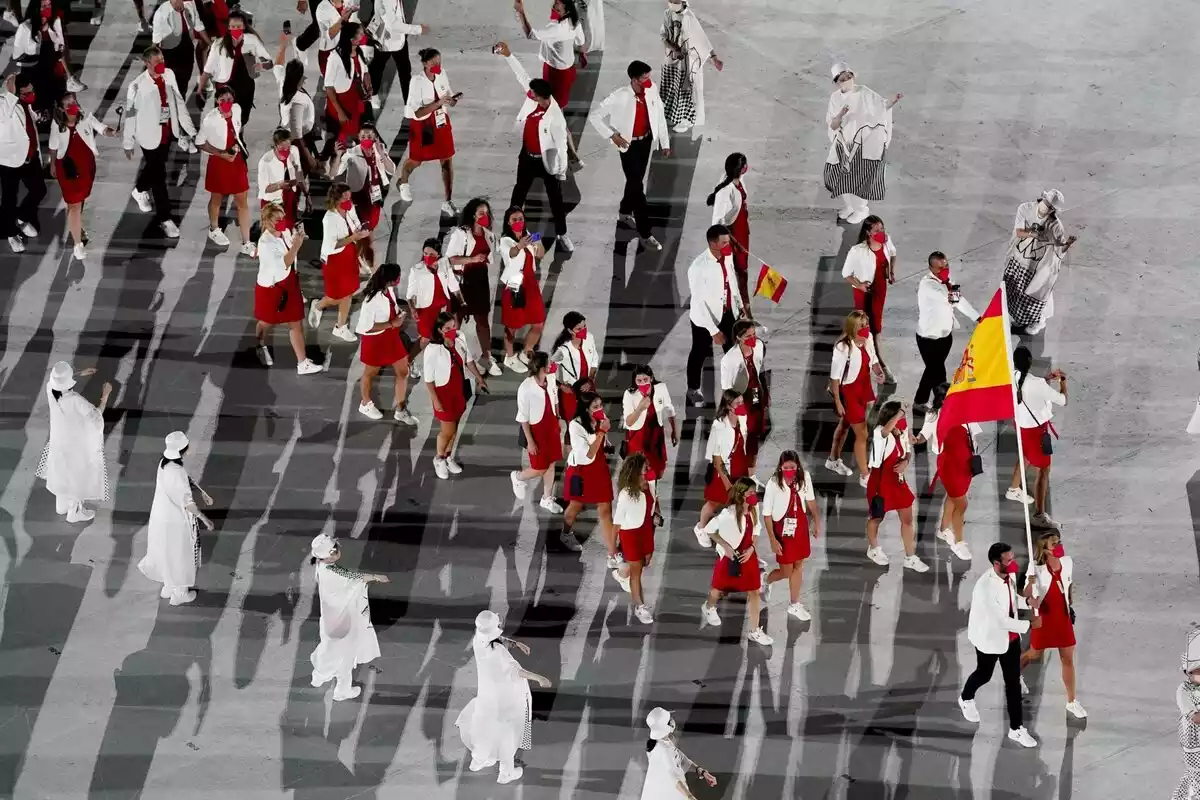 Los deportistas españoles durante la ceremonia de apertura en el Estadio Olímpico de los Juegos Olímpicos de Verano de 2020, el viernes 23 de julio de 2021 en Tokio