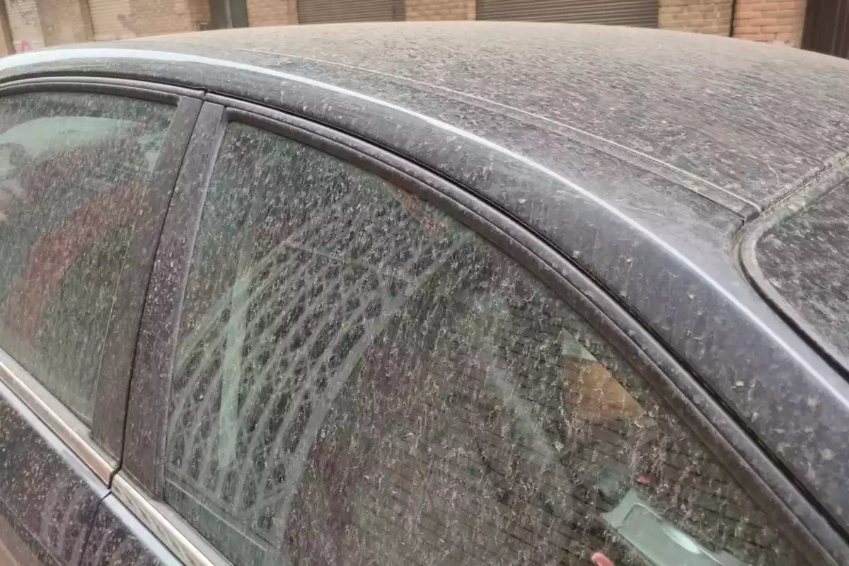 Un coche lleno de barro tras un episodio de lluvias.