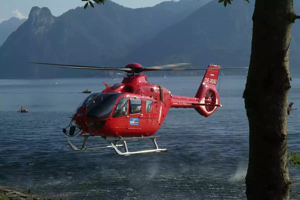 Un helicóptero de rescate sobre el agua