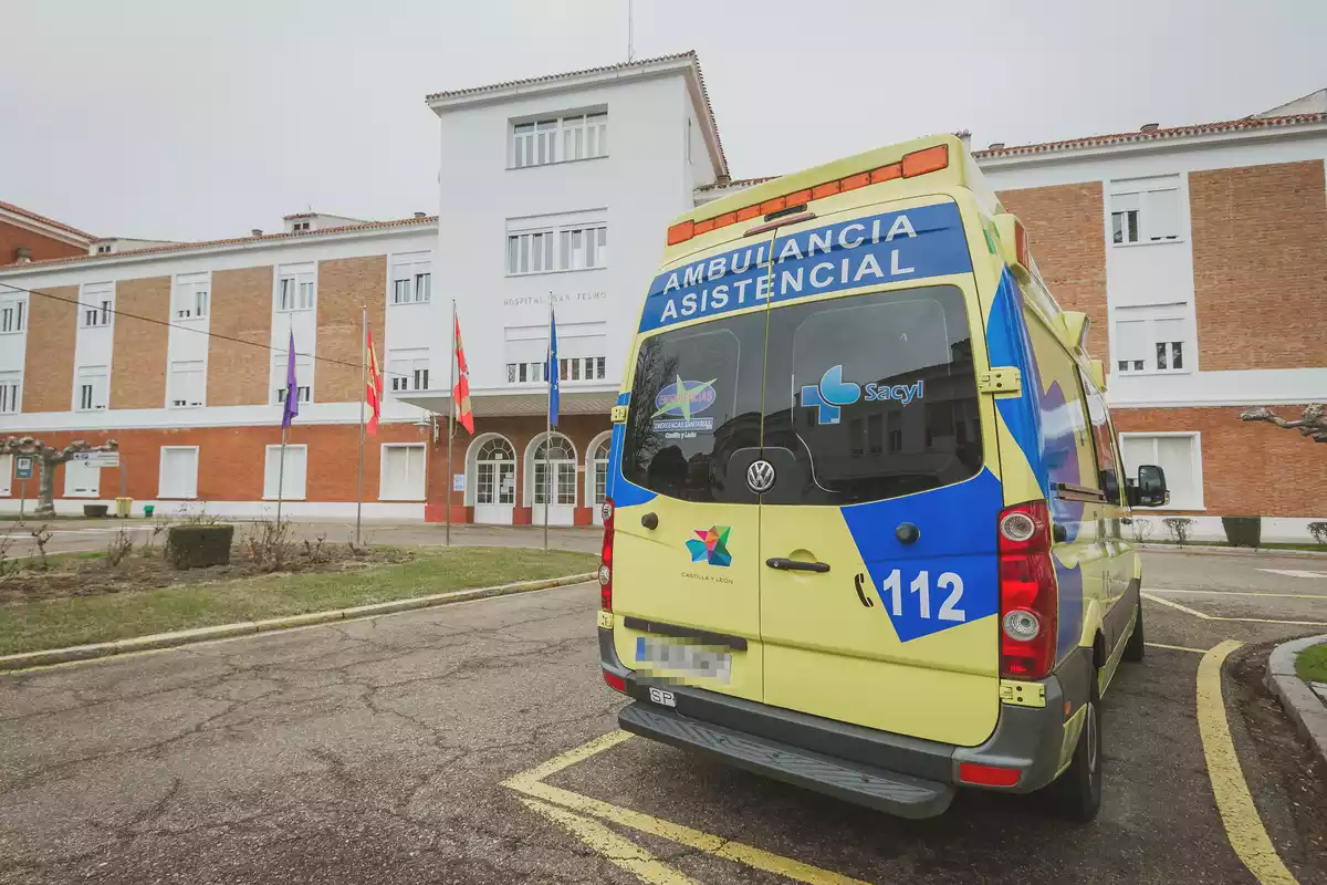 Una ambulancia de Emergencias Sanitarias-Sacyl frente al Hospital General de San Telmo de Palencia