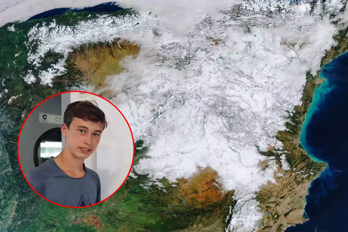 Jorge Rey sobre un mapa de España nevada tras el paso de la borrasca Filomena