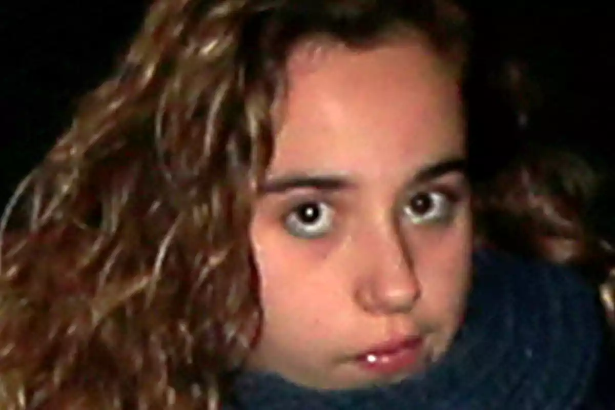 Andrea Janeiro, hija de Belén Esteban, mira la cámara en una imagen tomada cuando era pequeña