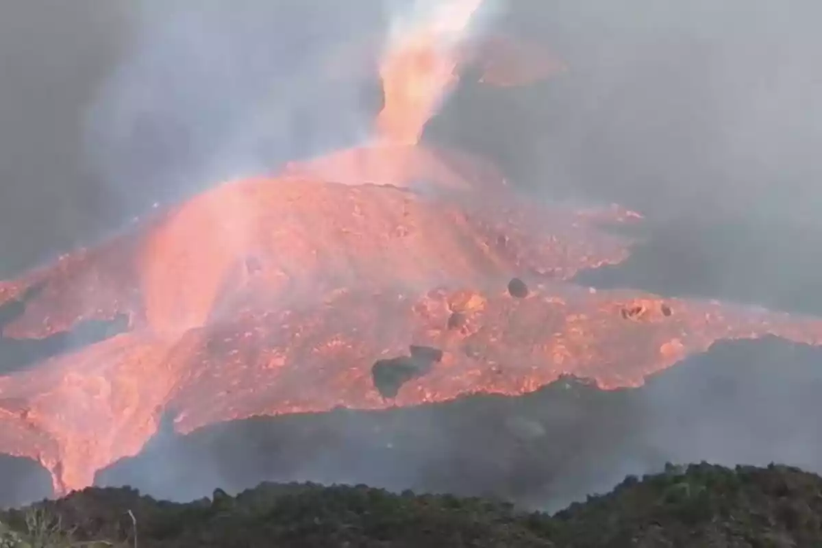 Colada de lava desbordando el cono principal del volcán de La Palma