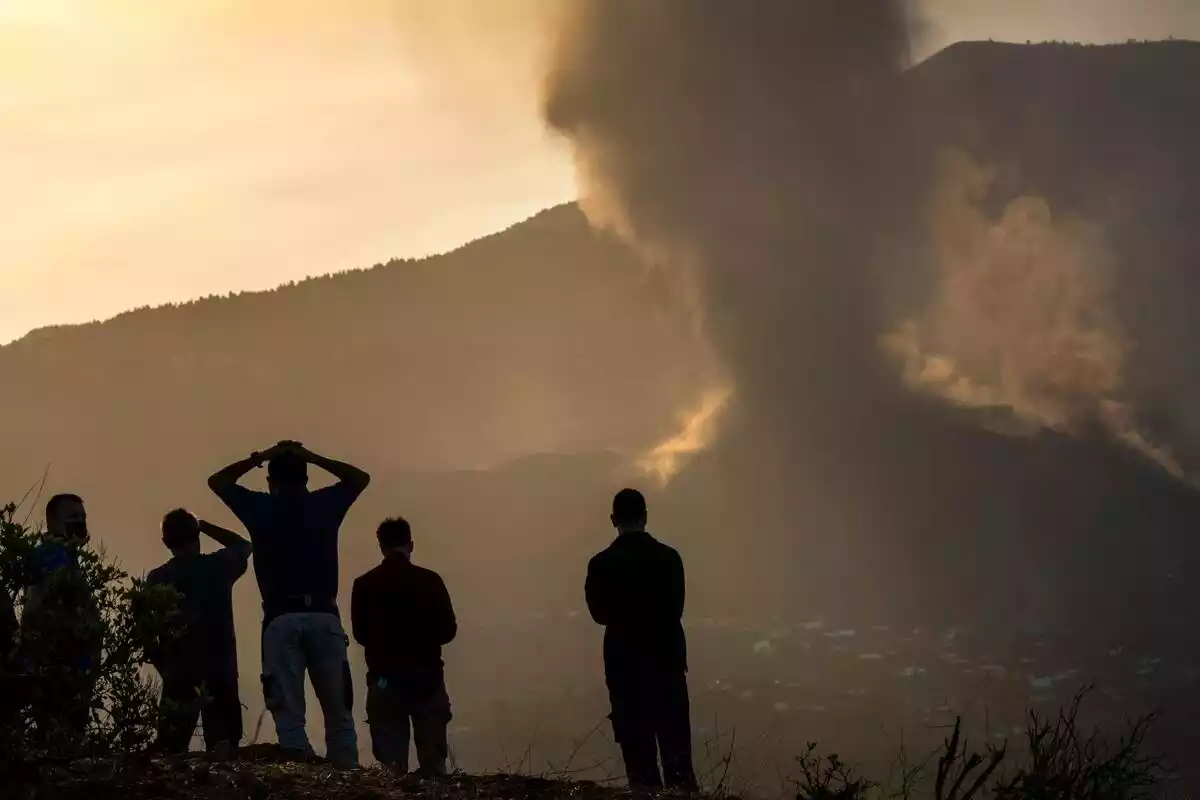 Imagen de los vecinos de la isla de La Palma observando el avance del volcán