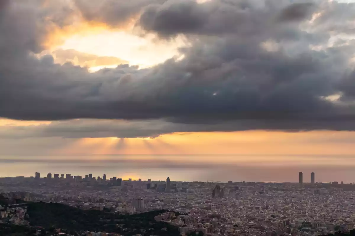 Imagen de una salida de sol con muchas nubes en Barcelona