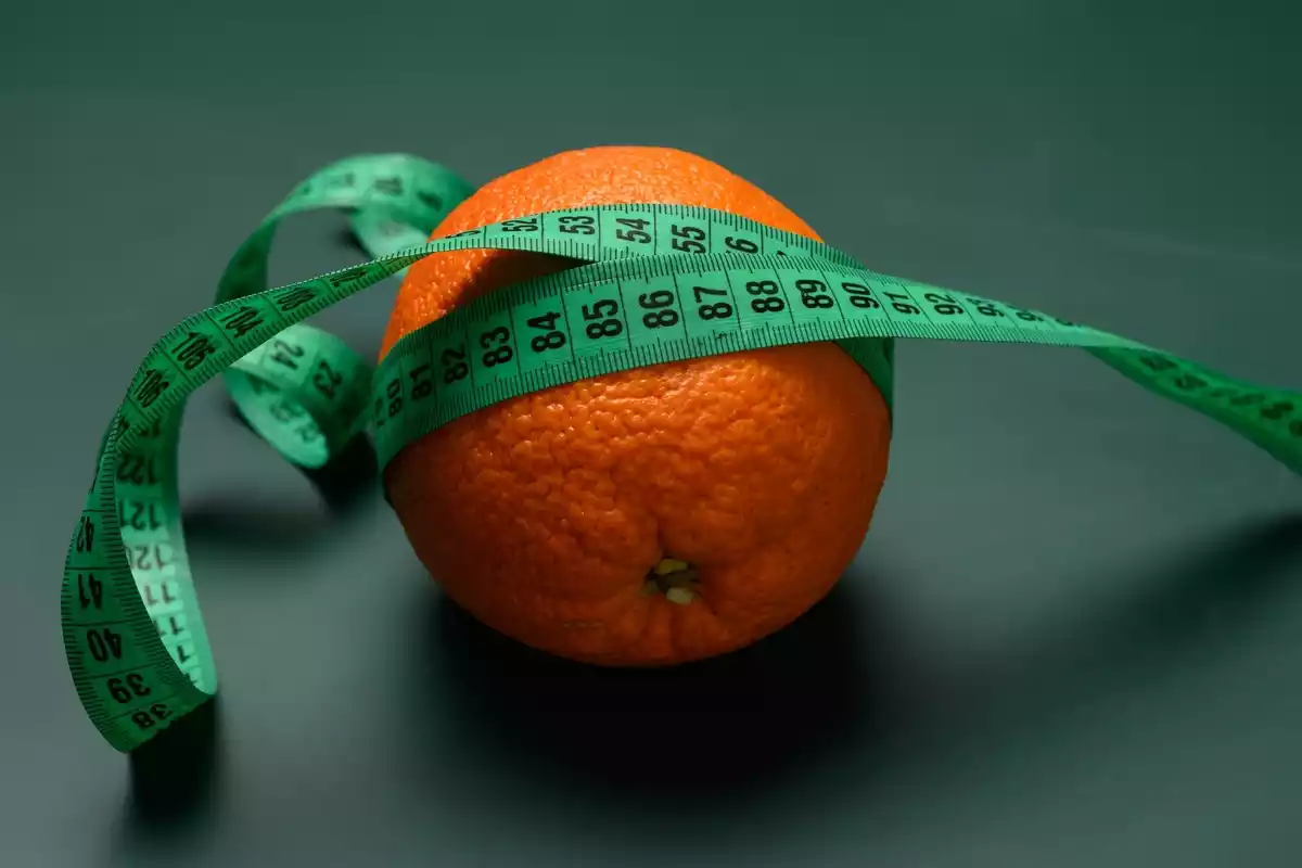 Naranja con cinta métrica a su alrededor