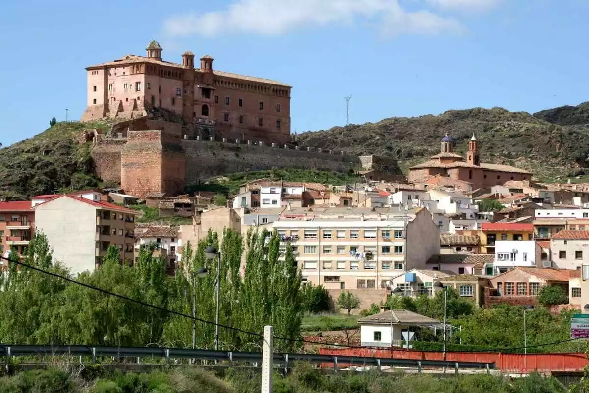 Vista general de Illueca con el castillo del pueblo