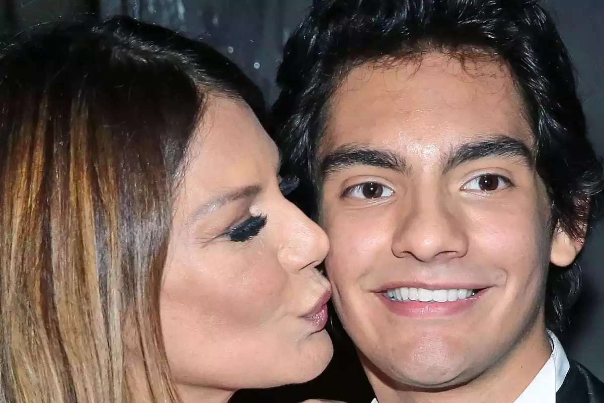 Ivonne Reyes dándole un beso en la mejilla a su hijo, Alejandro Reyes