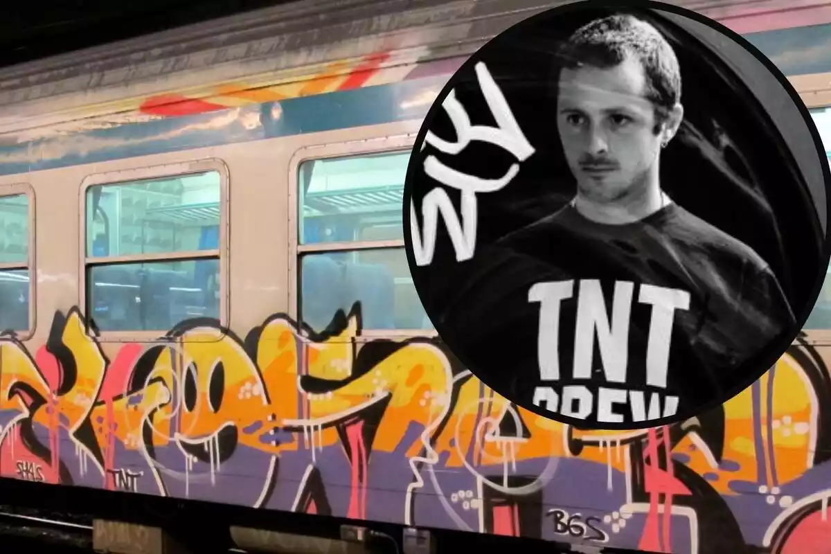 El graffitero 'Lose', junto a uno de los trenes que pintó en Madrid