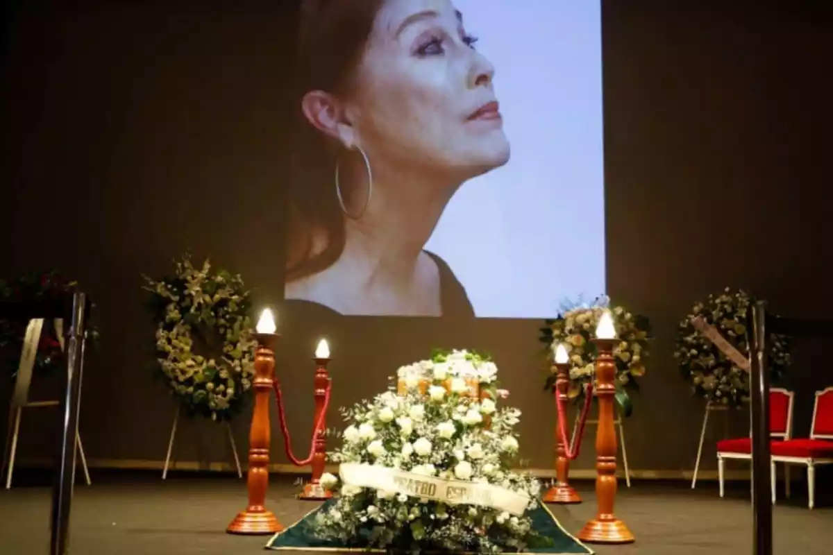 Imagen de una corona de flores en frente de la tumba de Verónica Forqué para darle el último adiós en su funeral