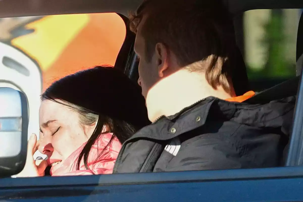 María Forqué, hija de Verónica Forqué, llorando en el coche tras visitar el piso de su madre