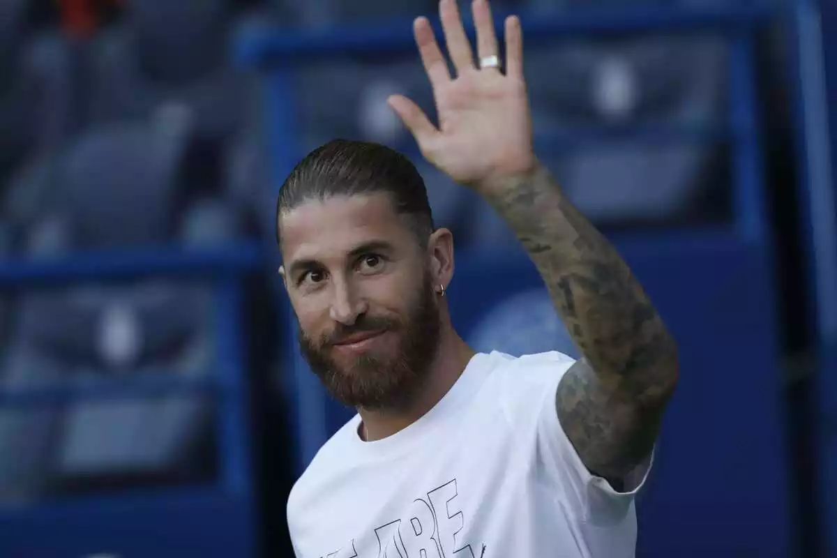 Sergio Ramos saludando a la afición