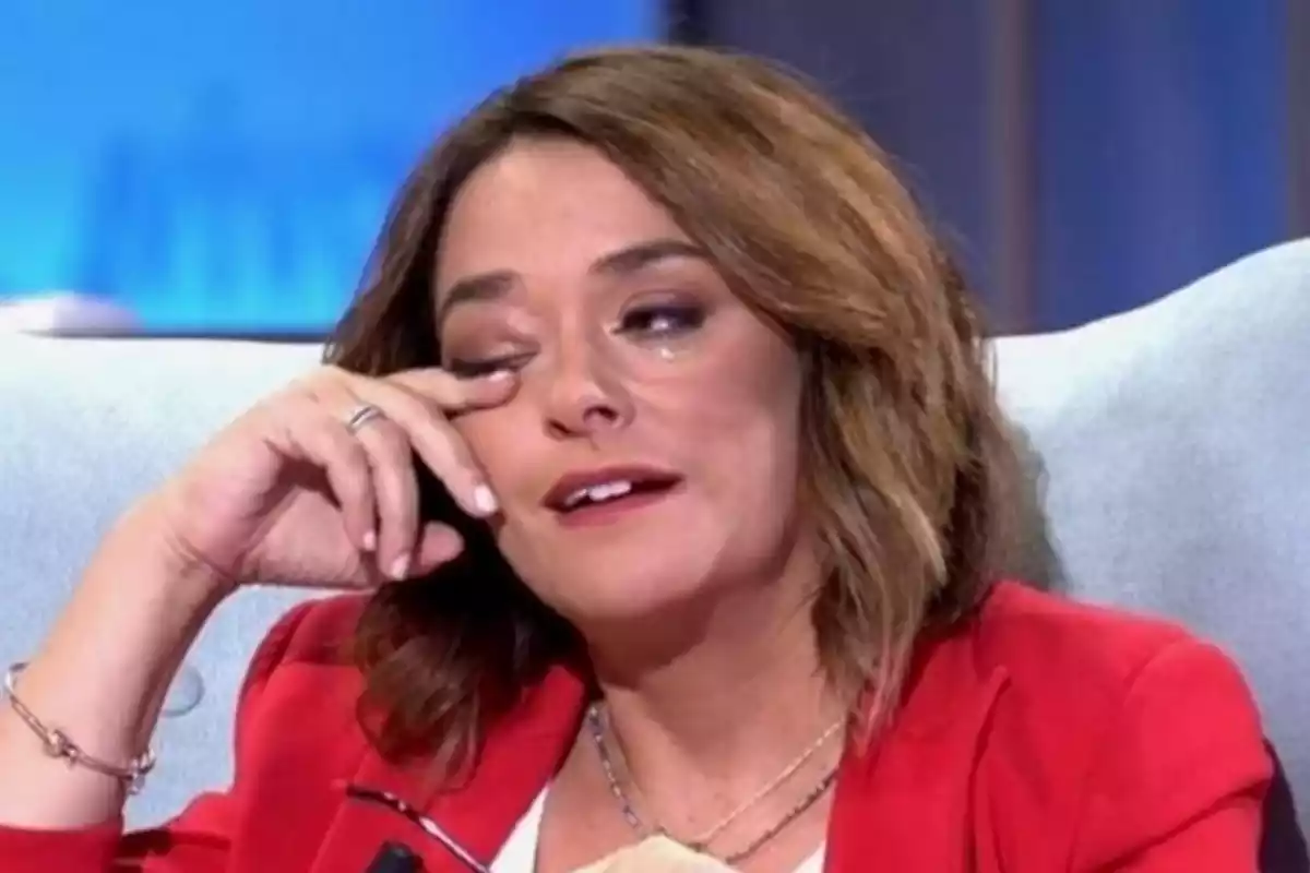 Toñi Moreno llorando en un plató de televisión
