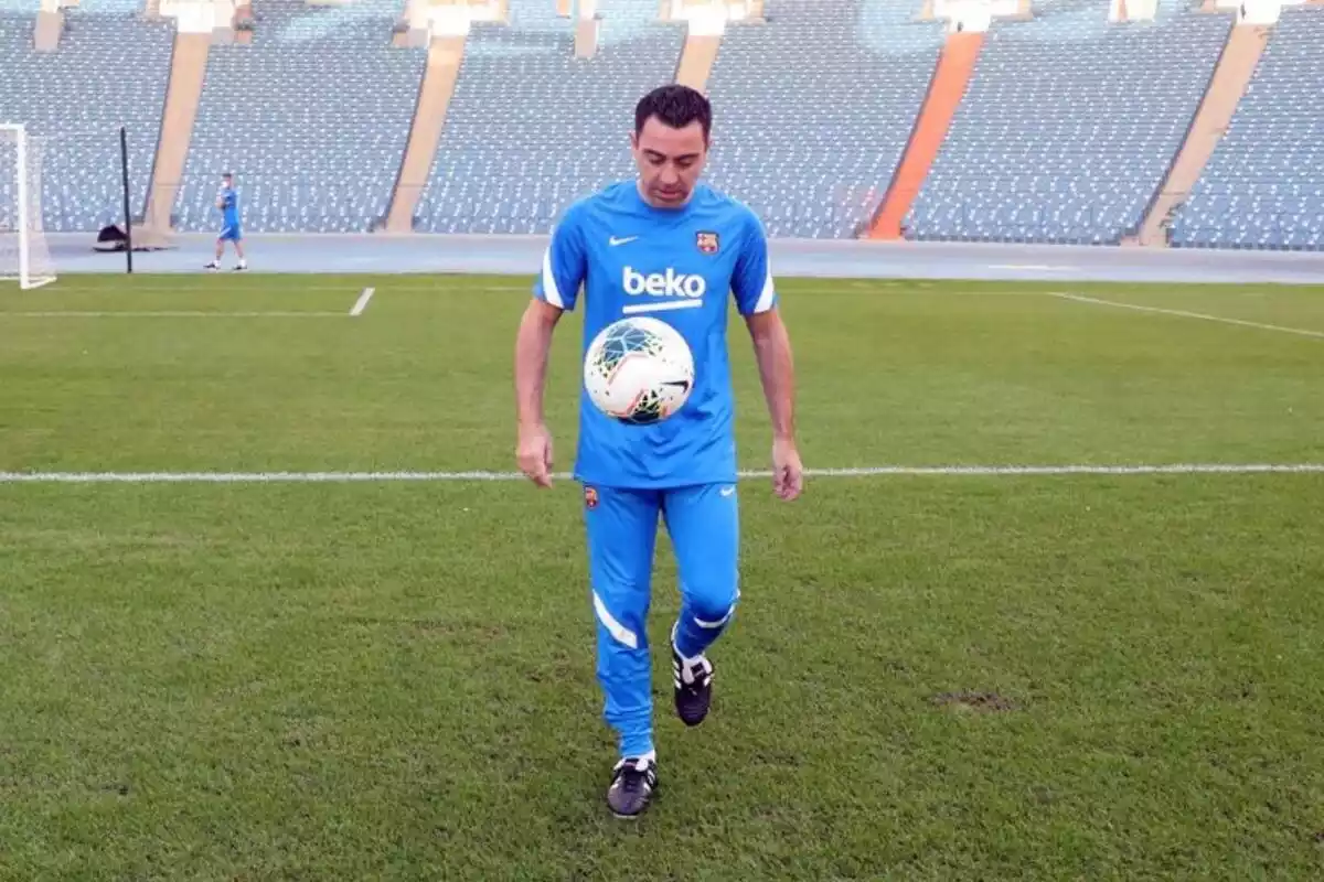 Xavi Hernández dirigiendo un entrenamiento con el balón