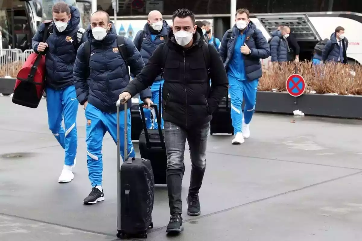 Xavi Hernández viajando a Múnich para el enfrentamiento contra el Bayern