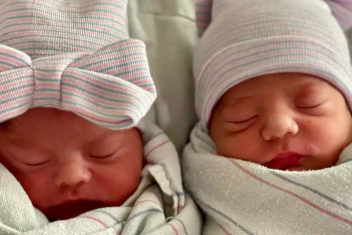 Alfredo y Aylin nacen con 15 minutos de diferencia