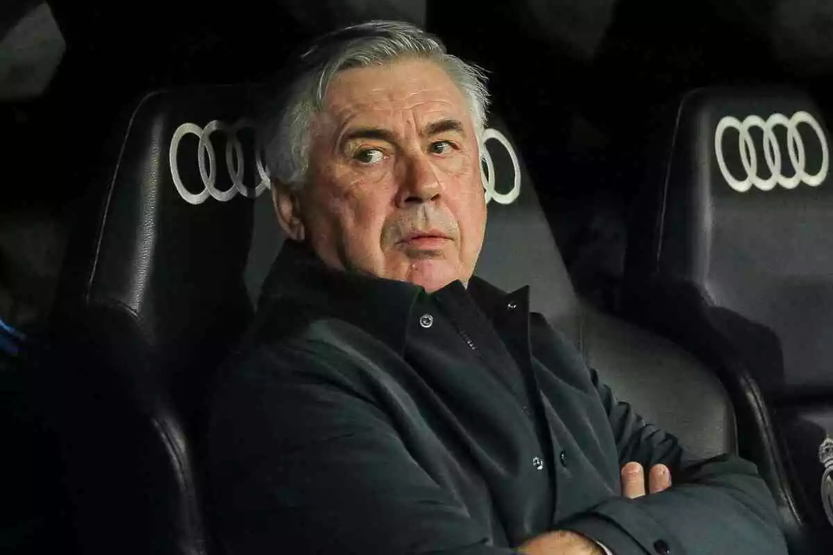 Carlo Ancelotti en el banquillo