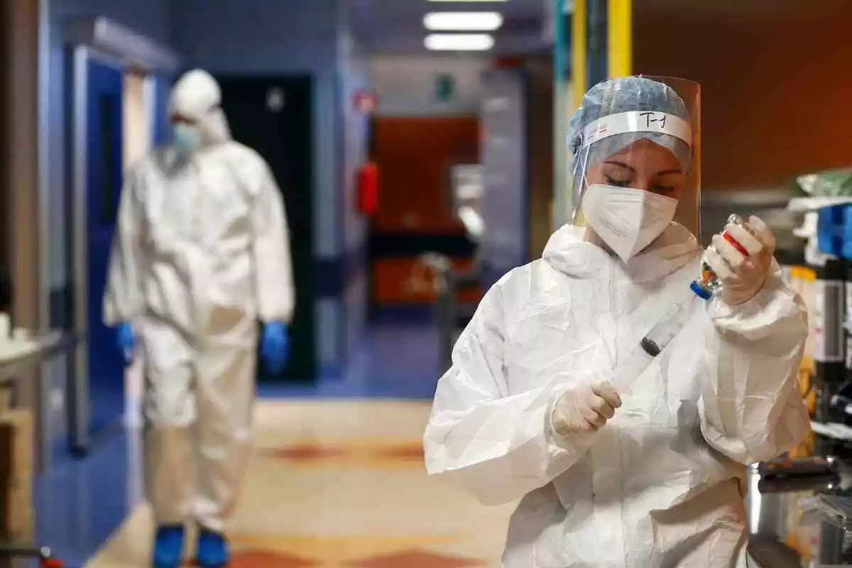 Imagen de dos sanitarios en un hospital de Roma, en Italia, durante la pandemia