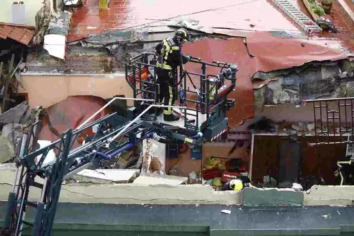 Imagen del techo de la escuela de Gijón que se ha derrumbado