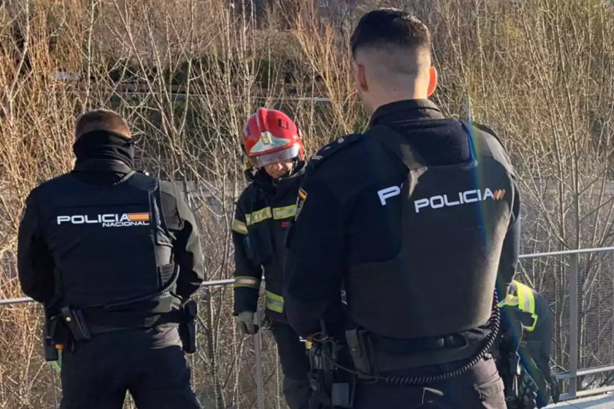 Imagen de la Policía Nacional y los Bomberos de Madrid trabajando en el rescate de un cuerpo en Madrid