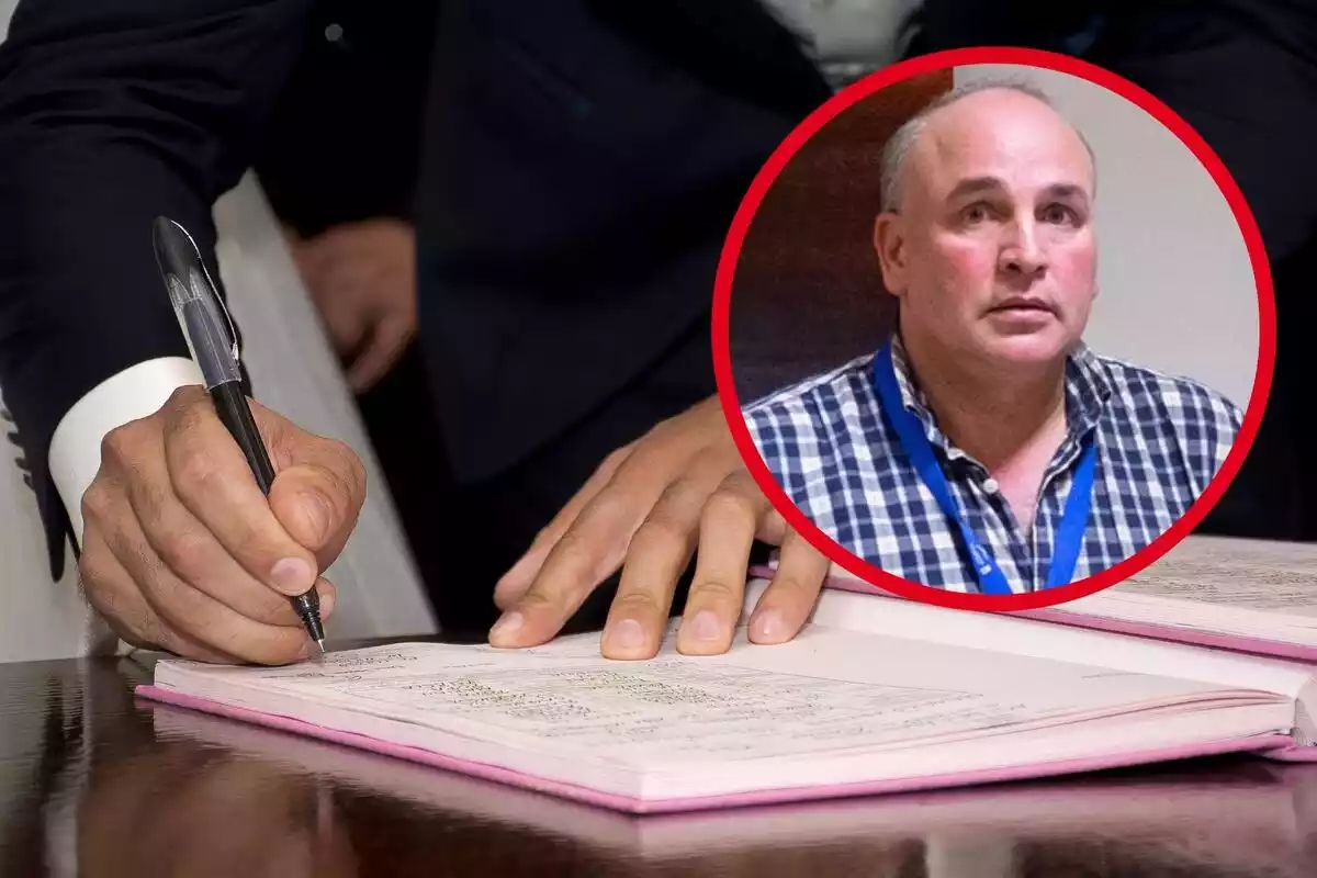 Montaje de fotos de Luis Calvo, el alcalde de Agolada, y un plano detalle de las manos de un hombre firmando un documento