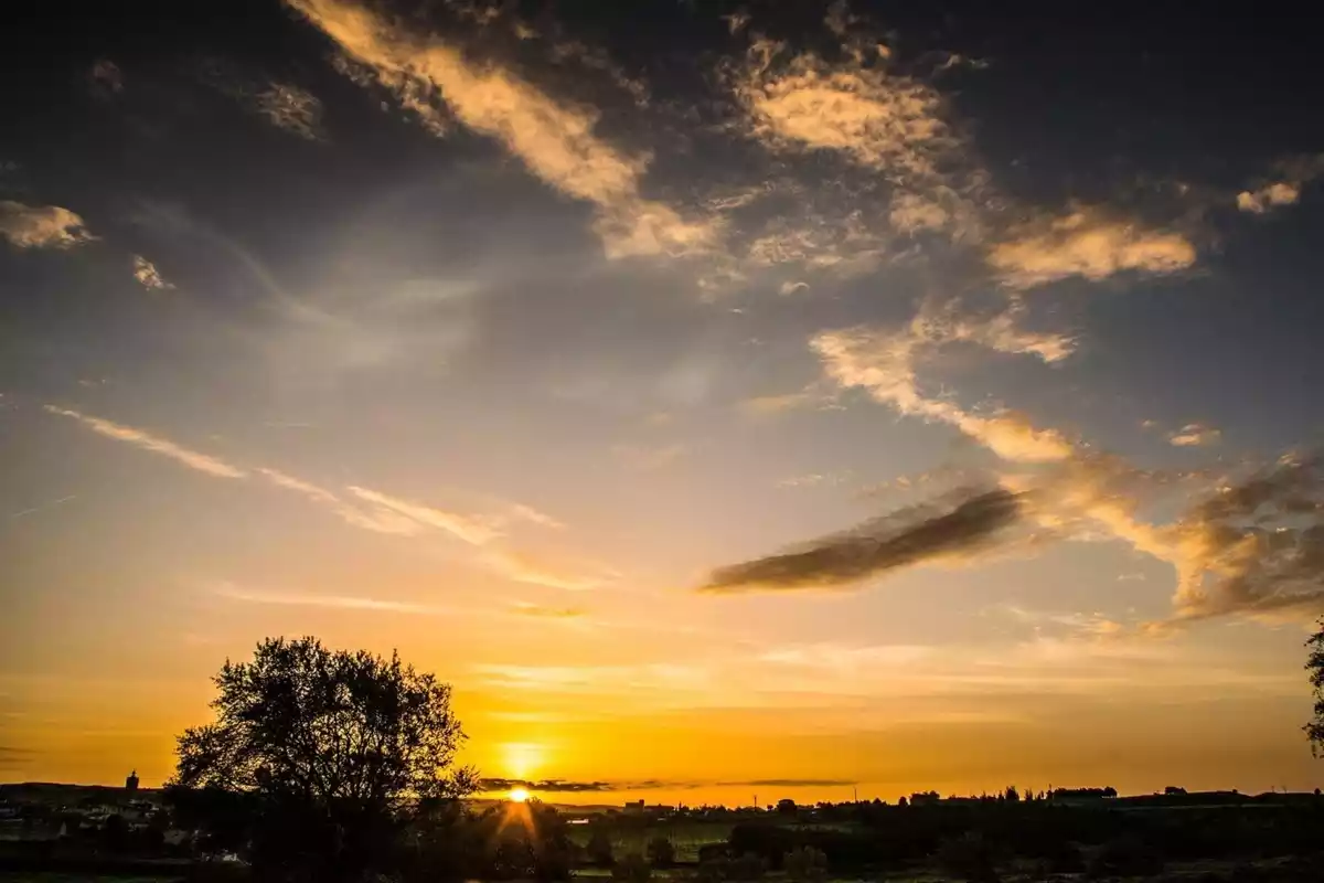 Imagen de una salida de sol en Carrascoa del Campo, Castilla-la Mancha