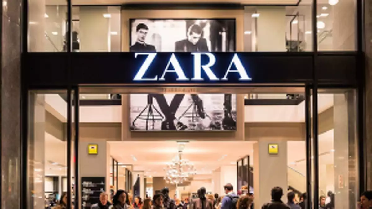 Una tienda de Zara con gente dentro