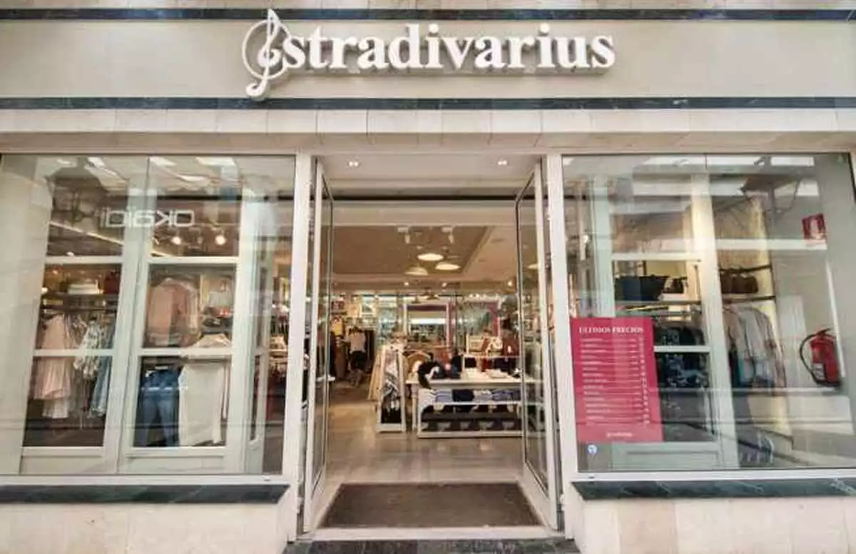 Fotografía del exterior de una tienda de Stradivarius