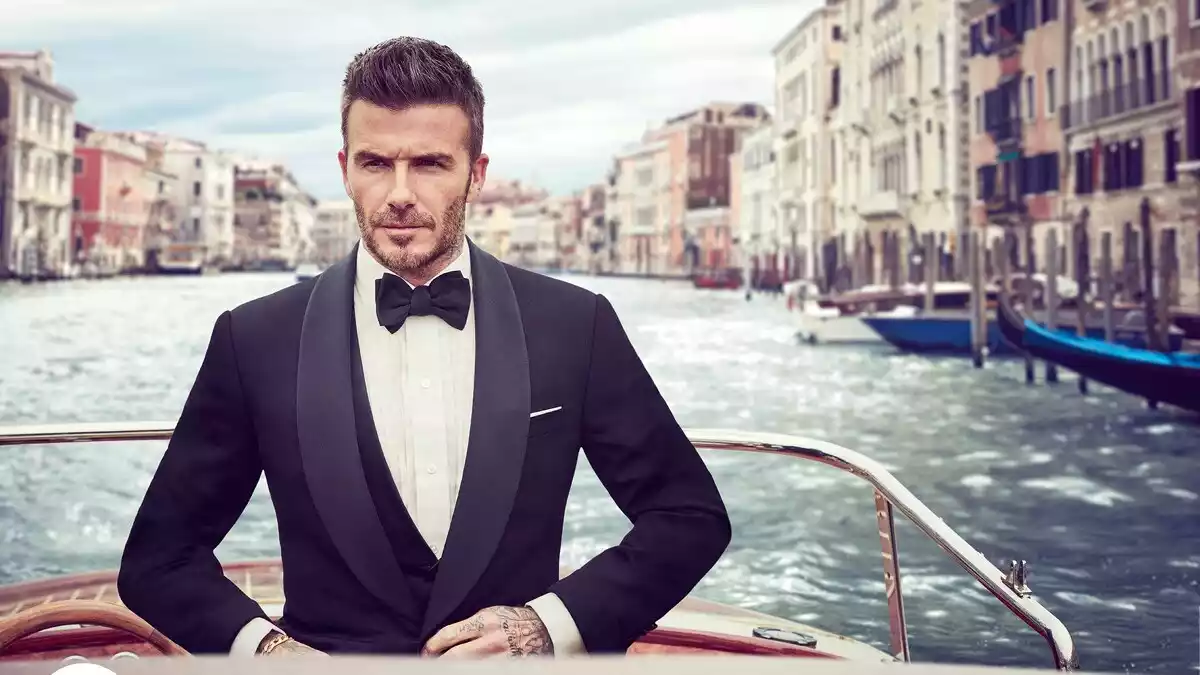 David Beckham de traje al bordo de un barco en Venecia