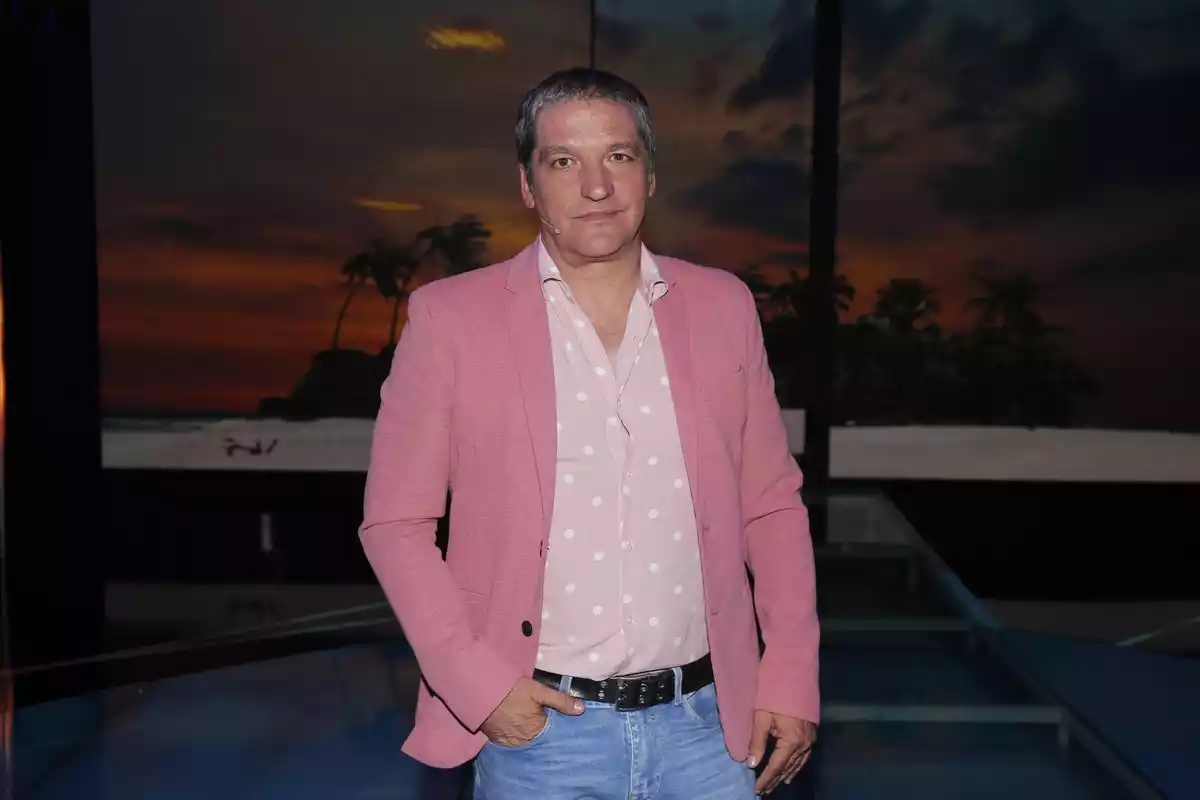 Gustavo González con americana rosa en el plató de Supervivientes