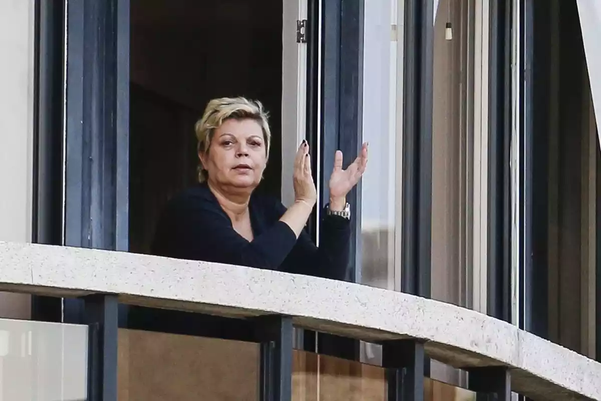 Terelu Campos aplaudiendo a las 8 de la tarde en el balcón durante el confinamiento
