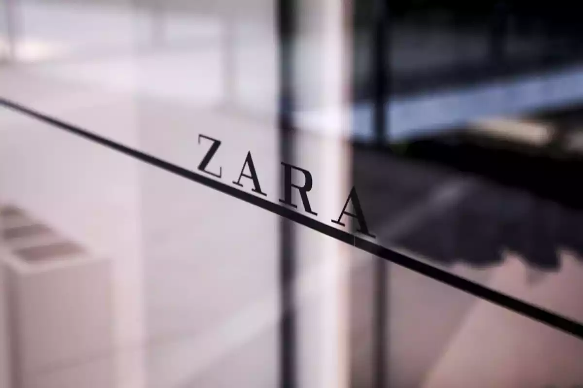 Detalle del logotipo de Zara en un cristal