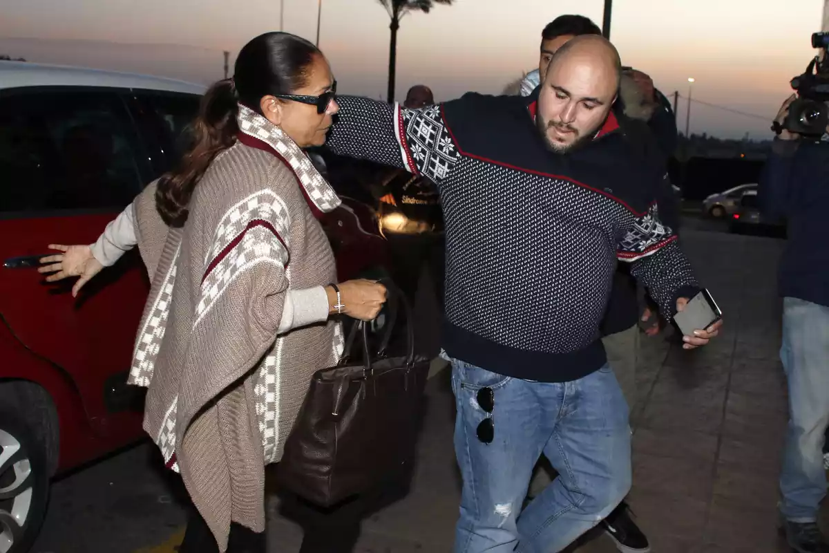 Isabel Pantoja y su hijo Kiko Rivera saliendo de un coche