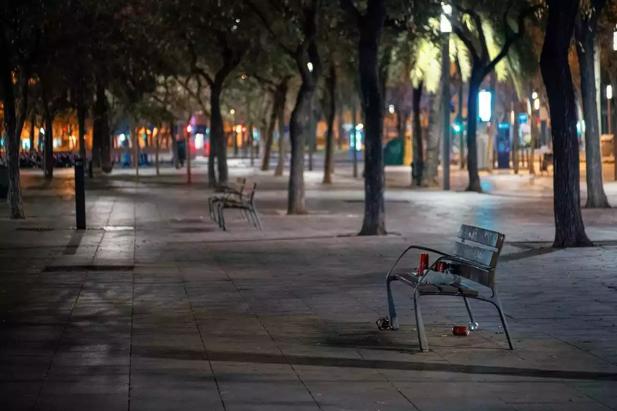 Calle vacía de Barcelona durante la pandemia de coronavirus por la noche