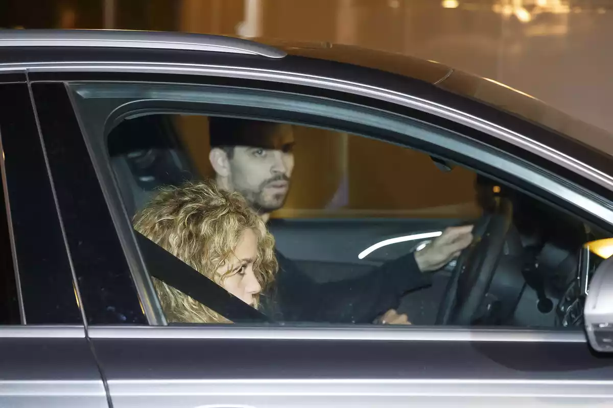 Gerard Piqué y Shakira dentro de un coche