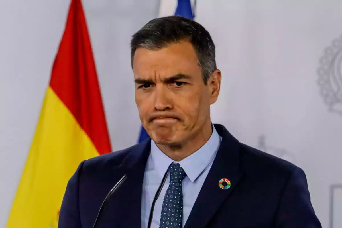 Pedro Sánchez, con gesto preocupado en una rueda de prensa.