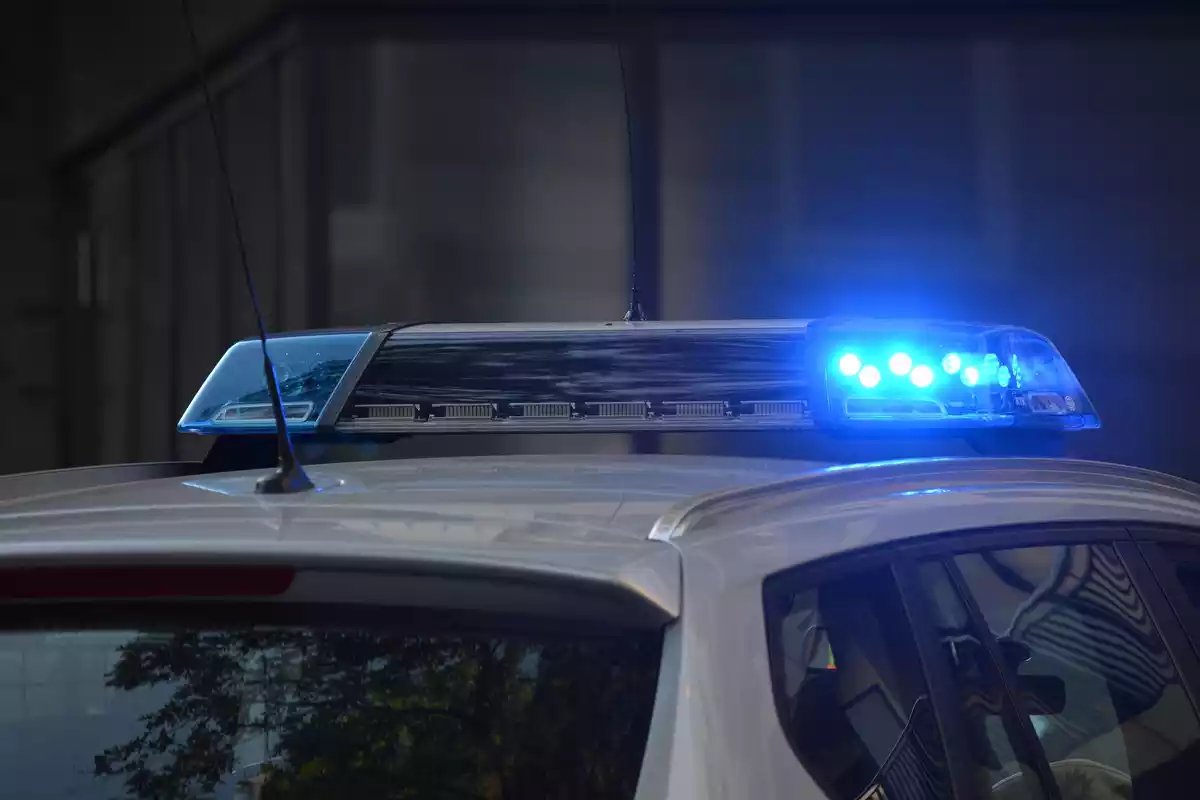 Parte de arriba de un coche policial con las luces encendidas